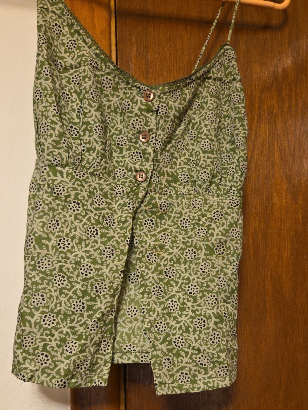 JUNIORS Green Floral Button-Front Cami Top